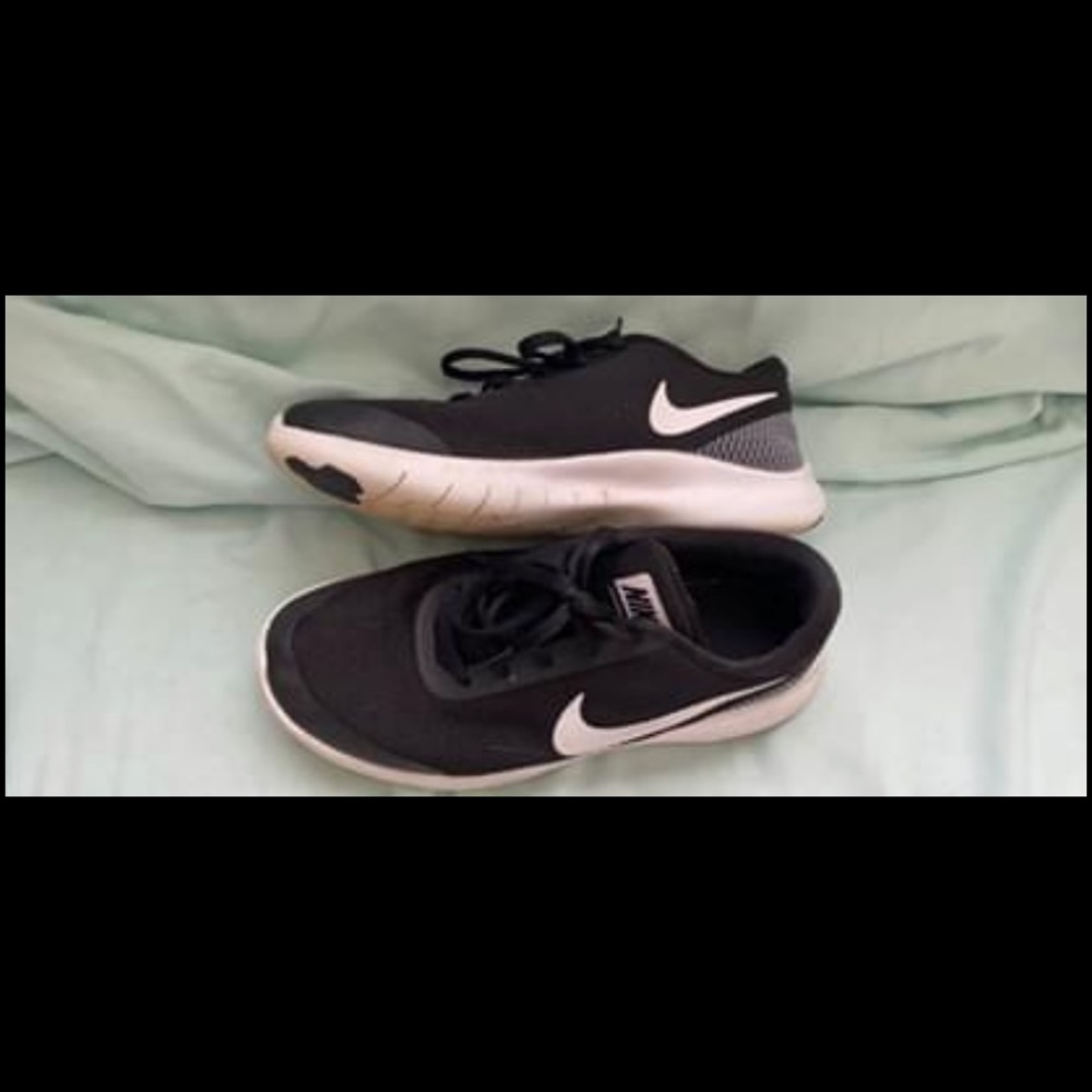 Black & White Nike Tennis Shoes